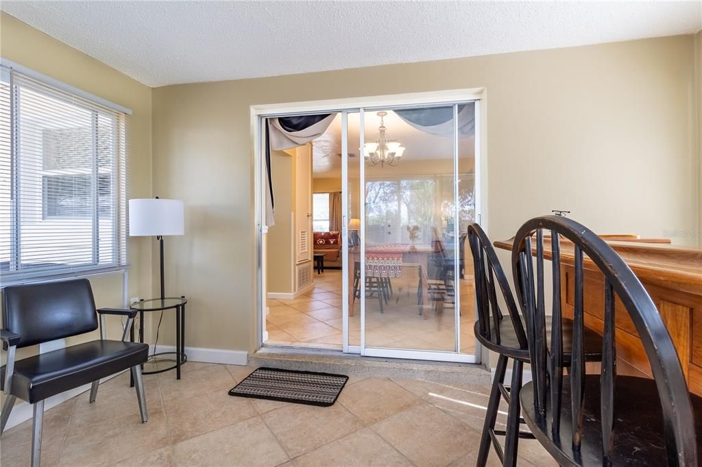 For Sale: $262,000 (2 beds, 1 baths, 812 Square Feet)