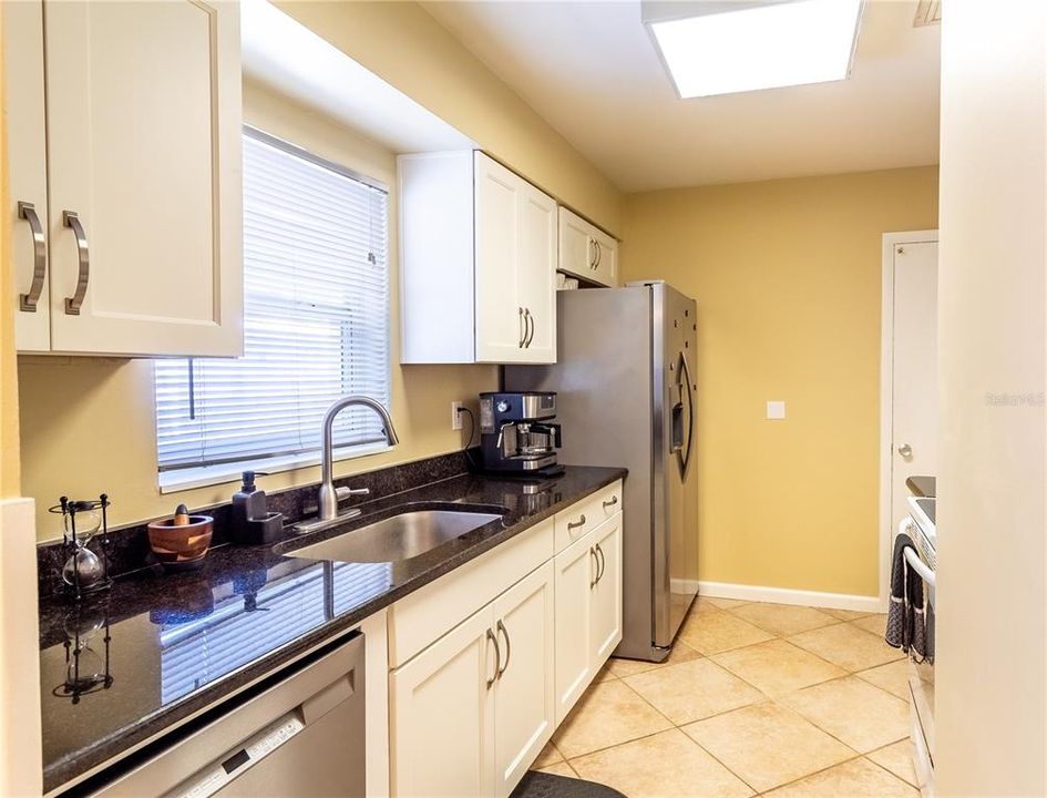 For Sale: $262,000 (2 beds, 1 baths, 812 Square Feet)