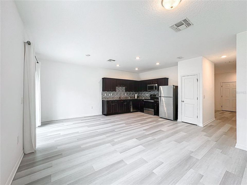 For Sale: $280,000 (3 beds, 2 baths, 1404 Square Feet)