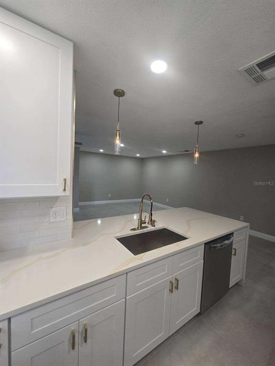 For Sale: $308,000 (2 beds, 2 baths, 1100 Square Feet)