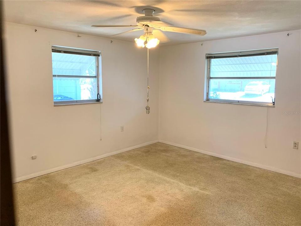 Active With Contract: $199,900 (2 beds, 1 baths, 905 Square Feet)