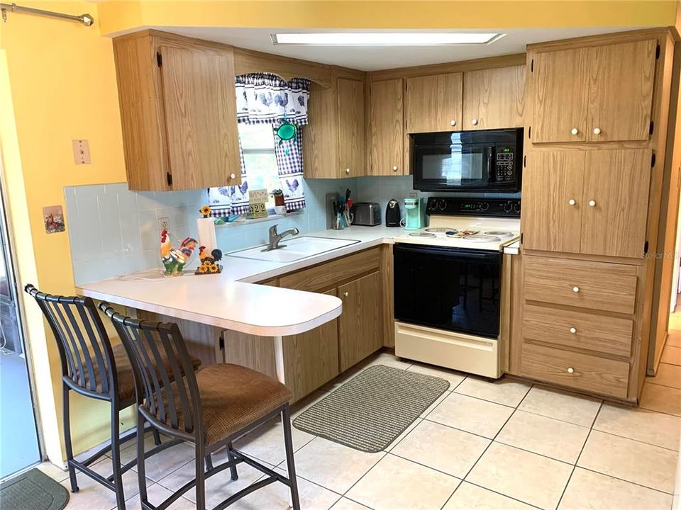 Active With Contract: $199,900 (2 beds, 1 baths, 905 Square Feet)