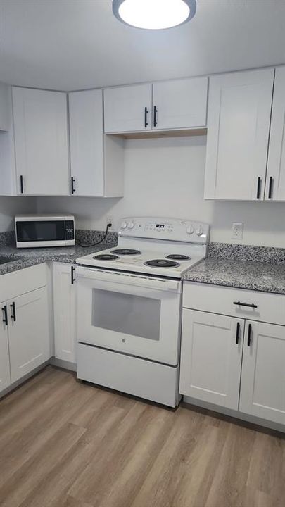 For Sale: $120,000 (2 beds, 1 baths, 576 Square Feet)