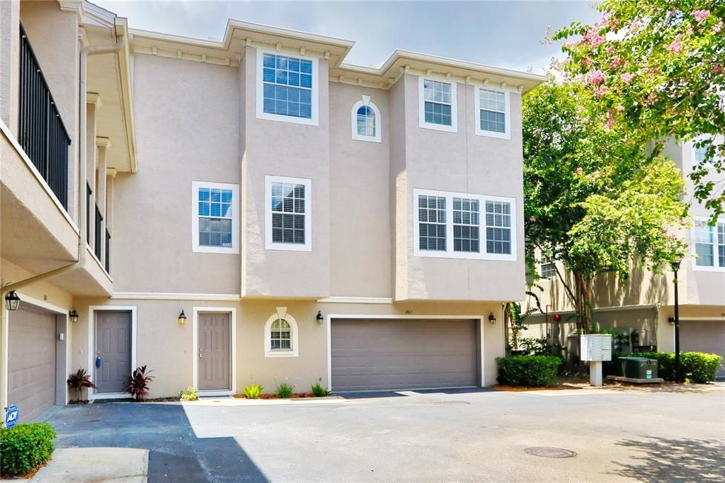 End Townhome w/ 2 car garage and side common area