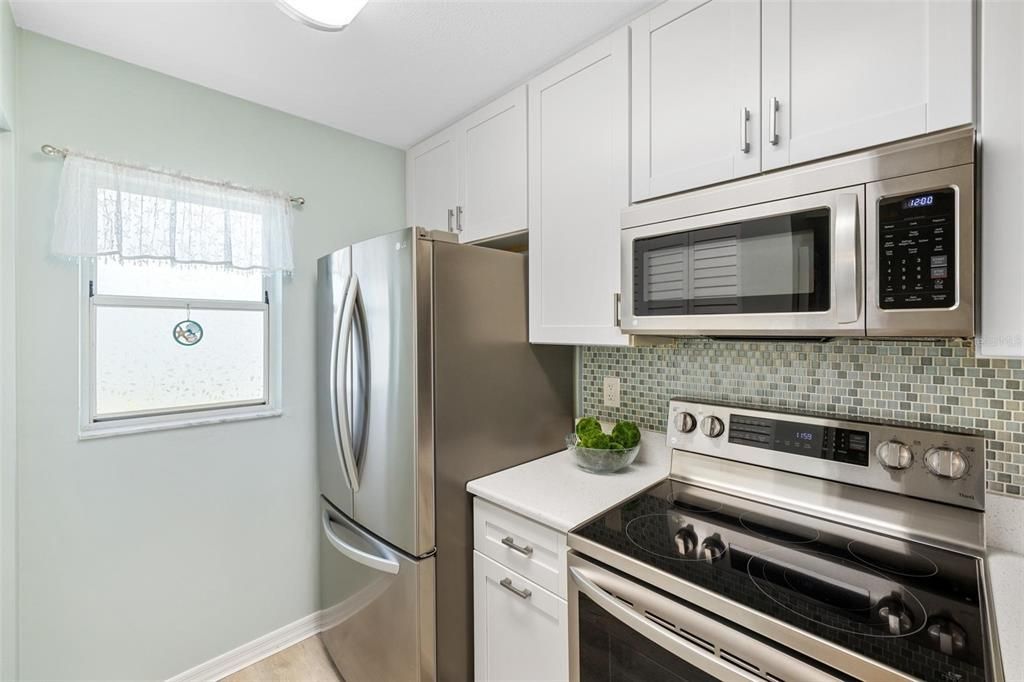 For Sale: $275,000 (2 beds, 2 baths, 948 Square Feet)