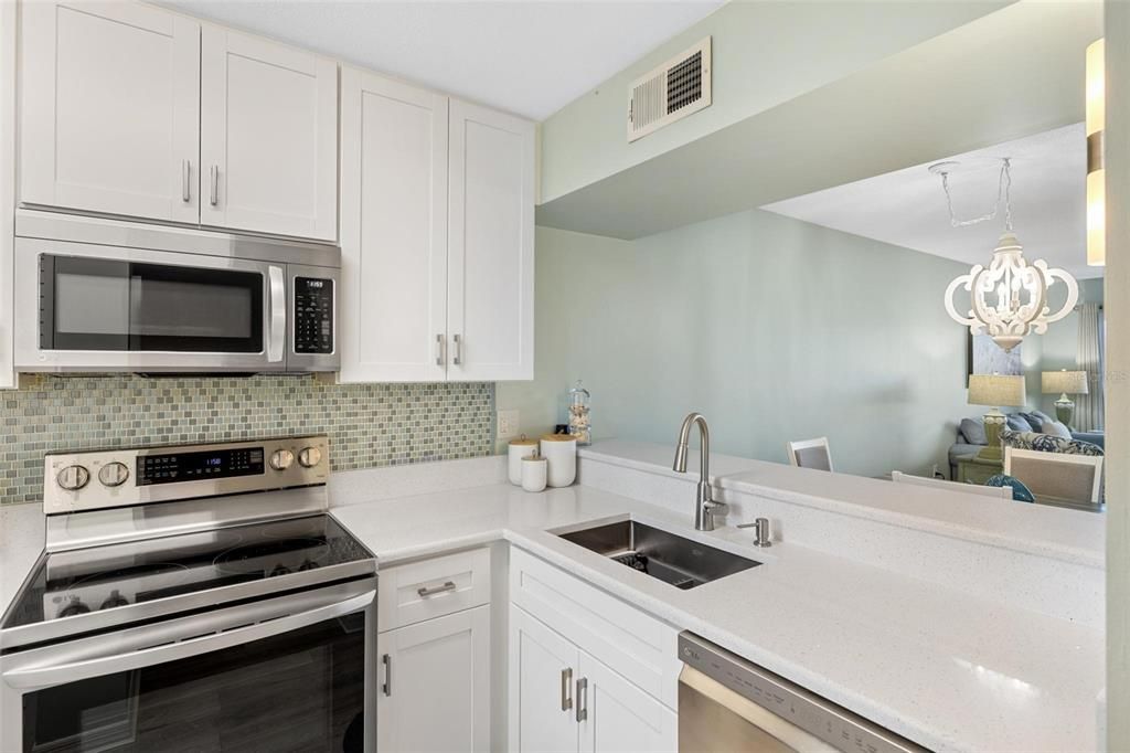 For Sale: $275,000 (2 beds, 2 baths, 948 Square Feet)