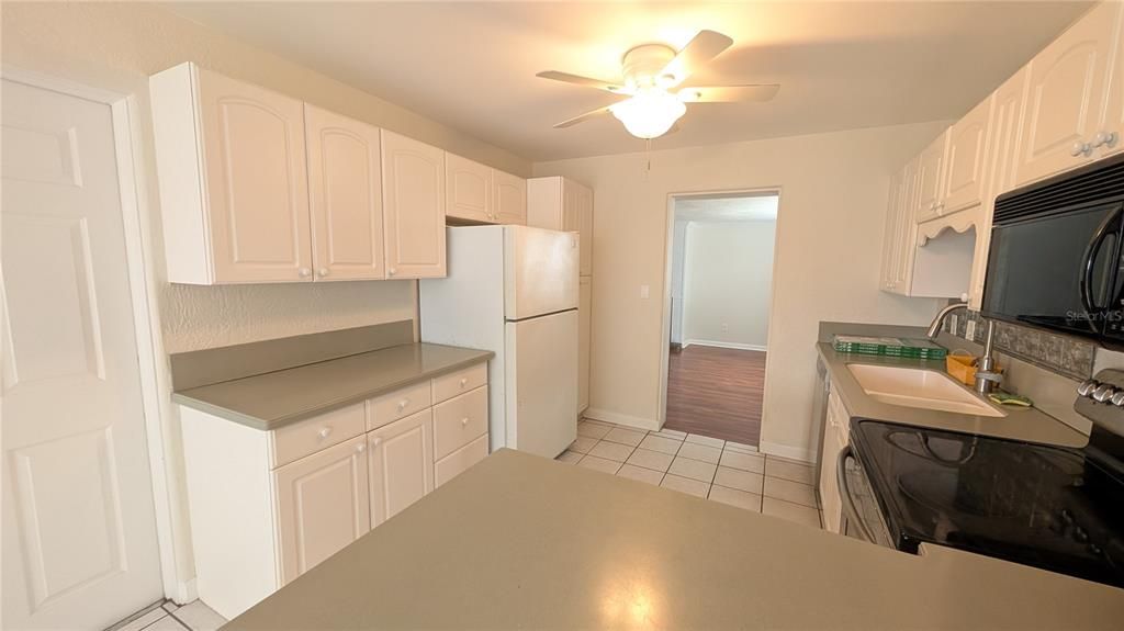 For Rent: $1,995 (2 beds, 1 baths, 1068 Square Feet)