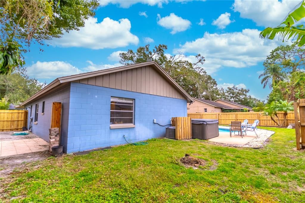 Extra fenced-in space off the garage