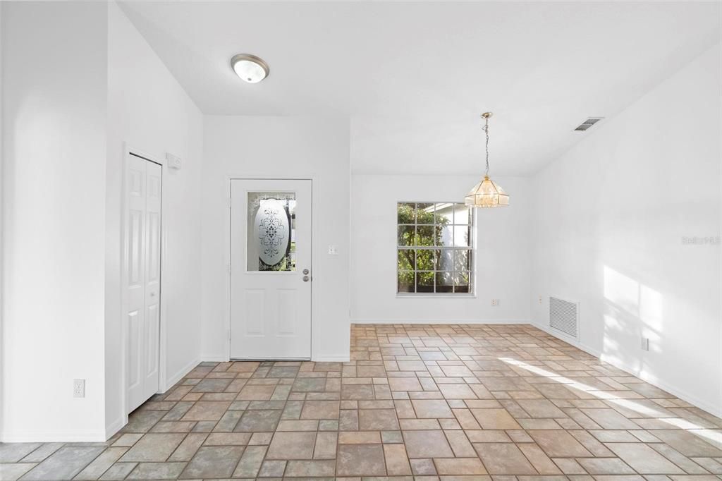 Dining room/foyer