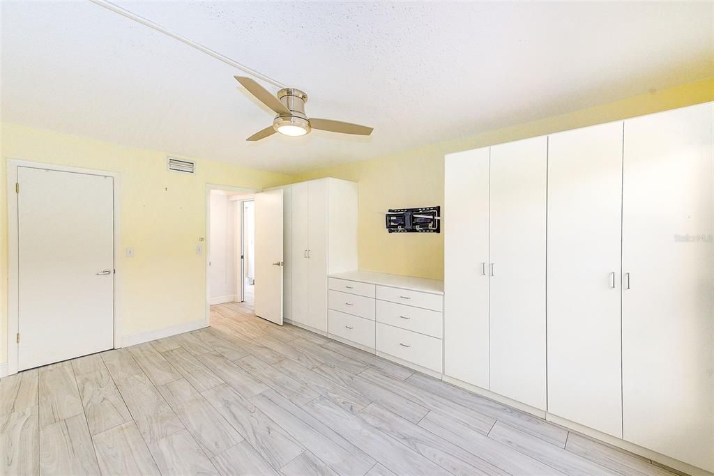 For Rent: $1,900 (1 beds, 1 baths, 892 Square Feet)