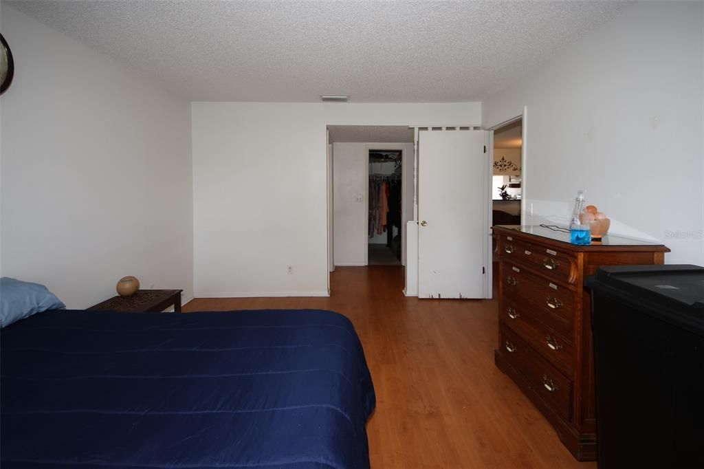 For Sale: $175,500 (2 beds, 2 baths, 956 Square Feet)