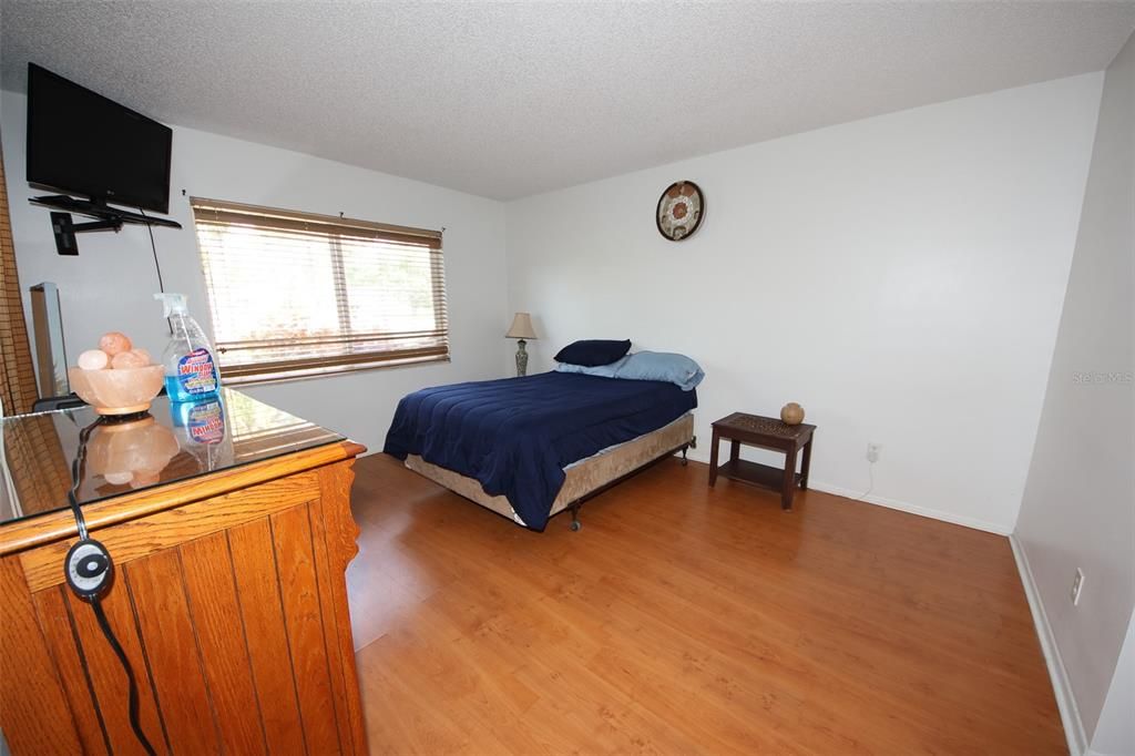 For Sale: $175,500 (2 beds, 2 baths, 956 Square Feet)