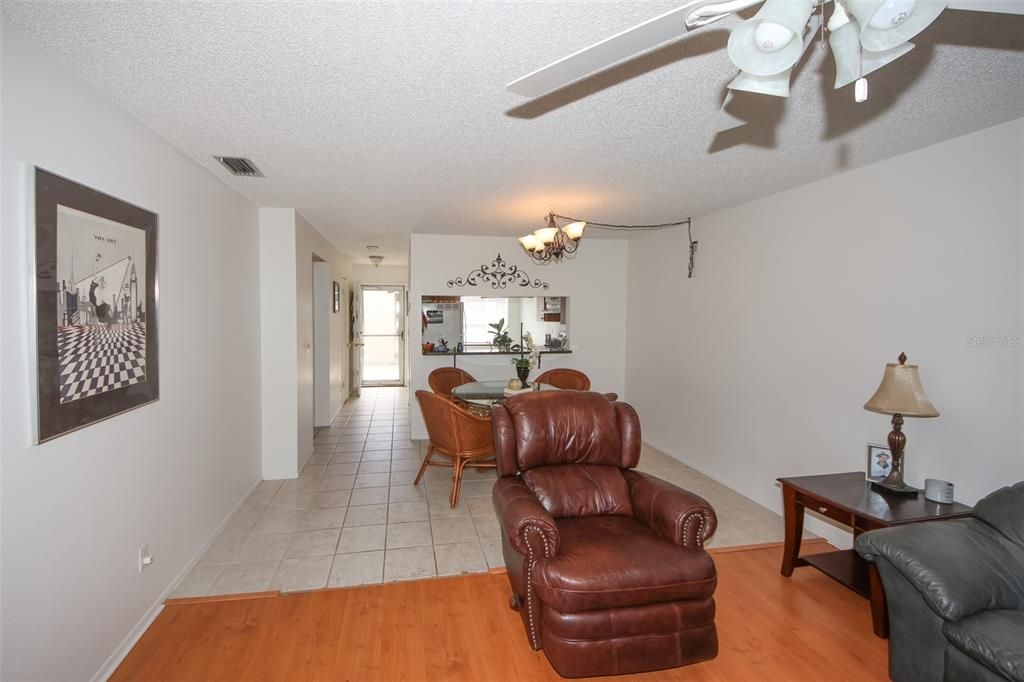 For Sale: $175,500 (2 beds, 2 baths, 956 Square Feet)