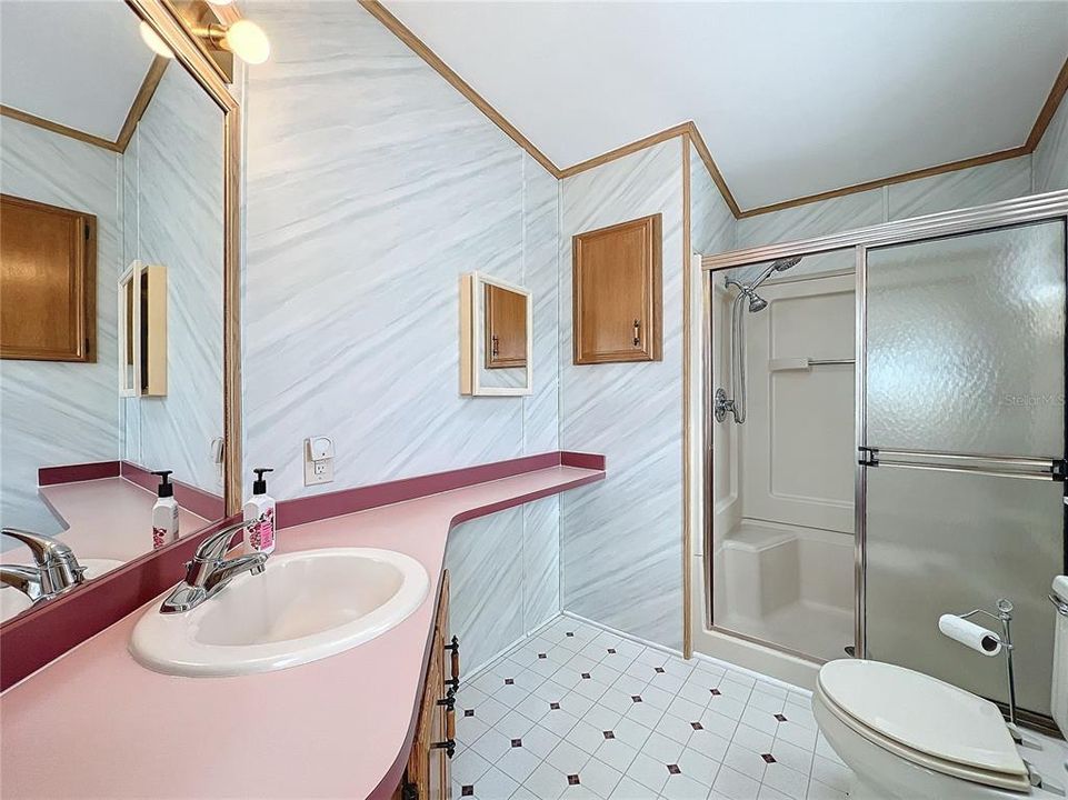 Primary en suite bathroom