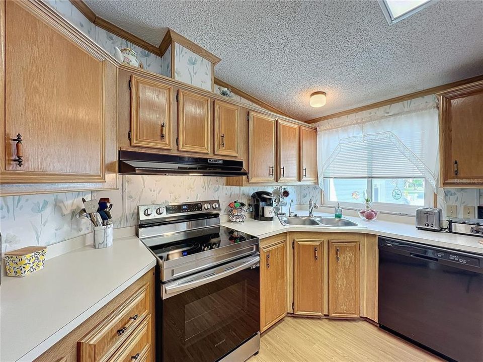 For Sale: $239,900 (2 beds, 2 baths, 1166 Square Feet)