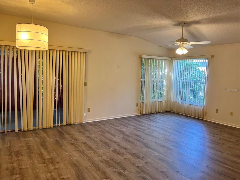 For Sale: $334,500 (3 beds, 2 baths, 1315 Square Feet)