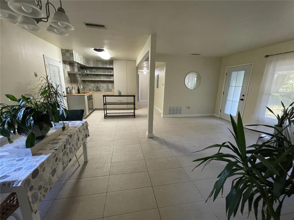 For Sale: $220,000 (2 beds, 1 baths, 1288 Square Feet)