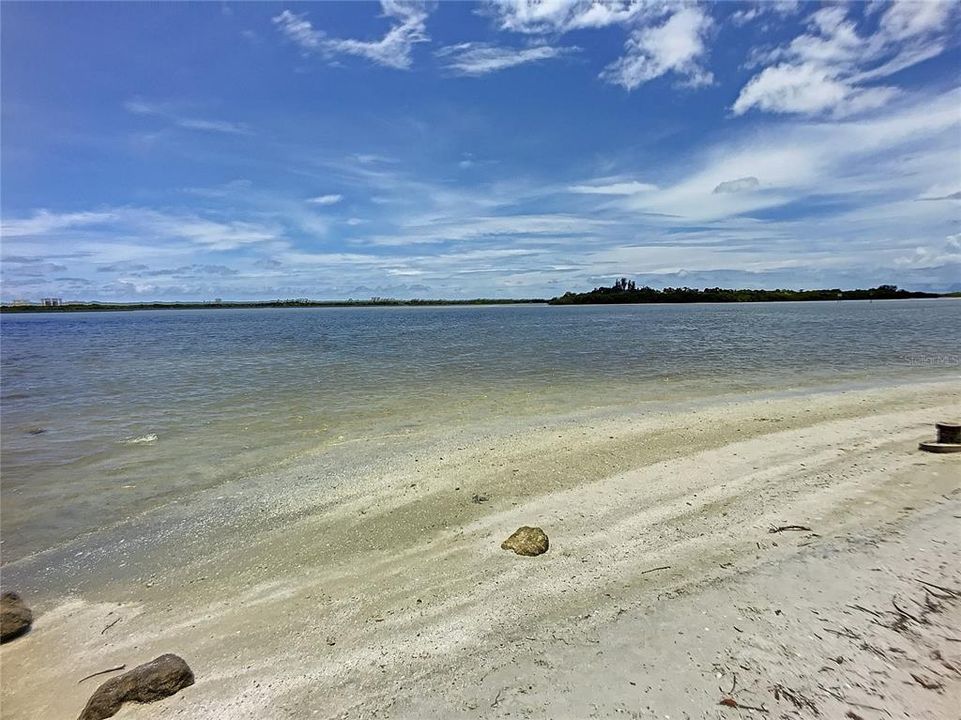 For Sale: $230,000 (2 beds, 1 baths, 812 Square Feet)