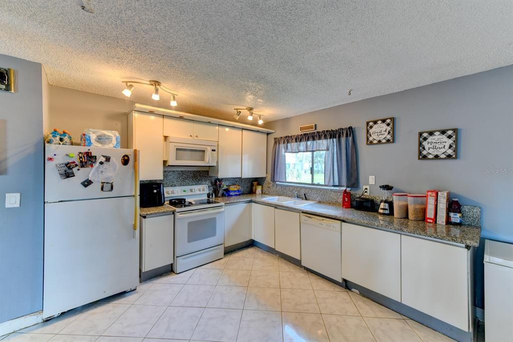 For Sale: $249,000 (3 beds, 2 baths, 1176 Square Feet)