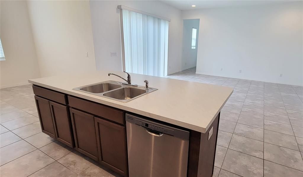 For Rent: $2,650 (4 beds, 2 baths, 2834 Square Feet)