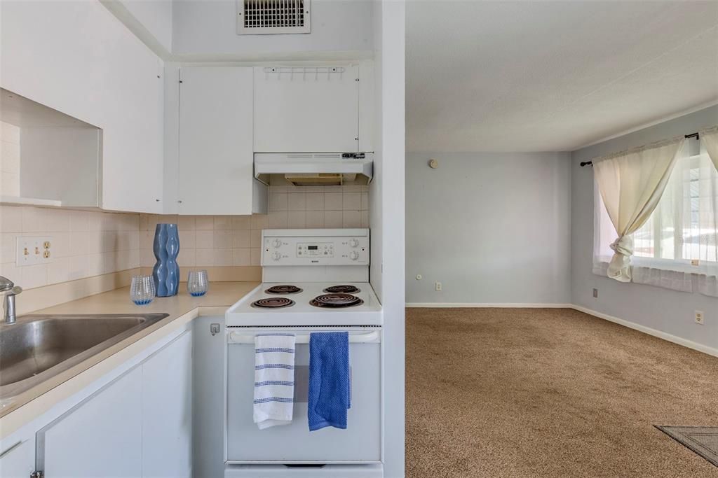 For Sale: $129,900 (1 beds, 1 baths, 544 Square Feet)