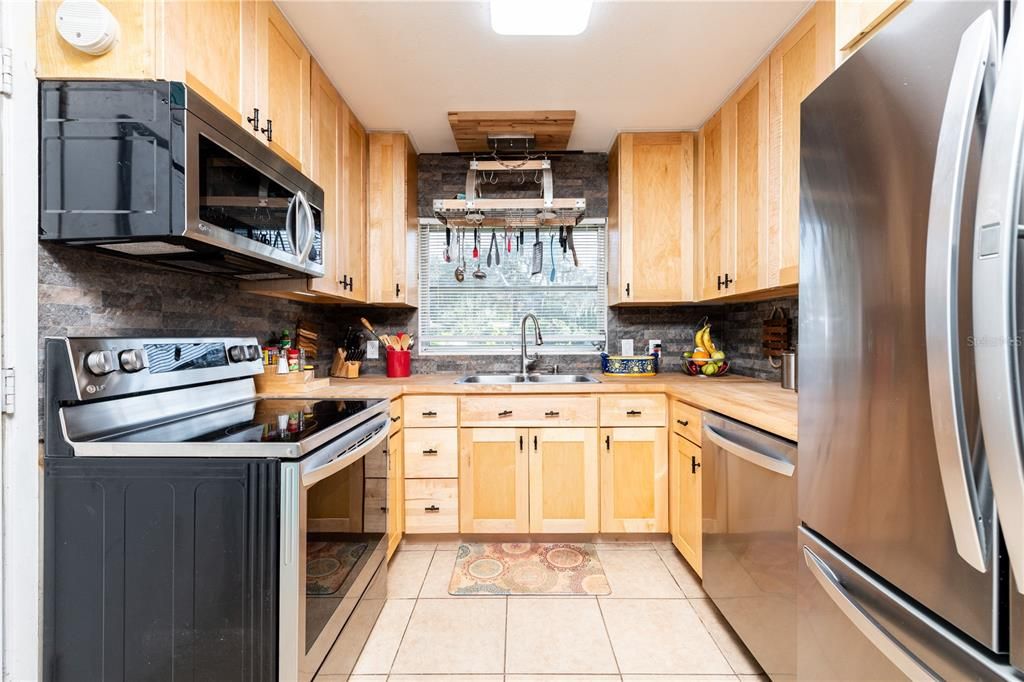 For Sale: $320,000 (2 beds, 1 baths, 1388 Square Feet)