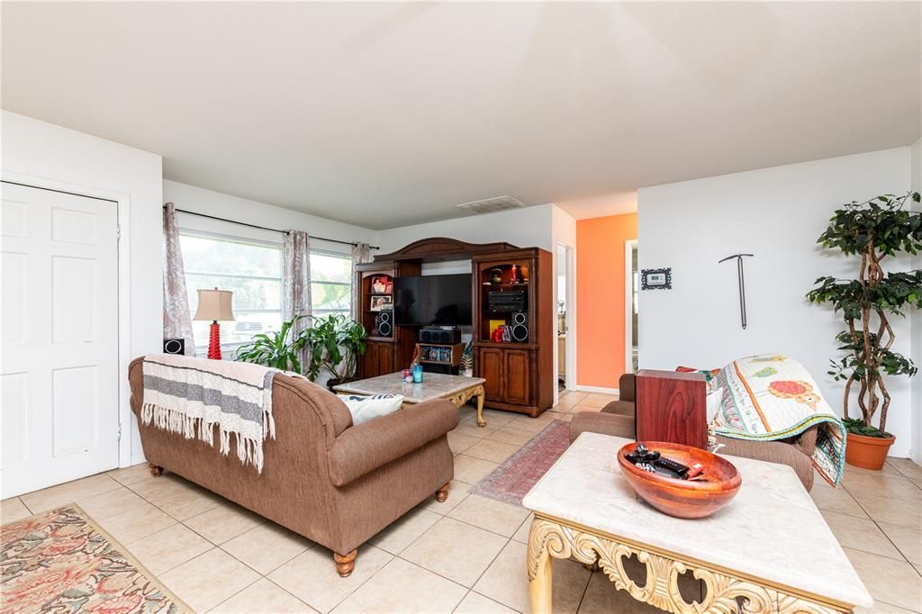 For Sale: $320,000 (2 beds, 1 baths, 1388 Square Feet)