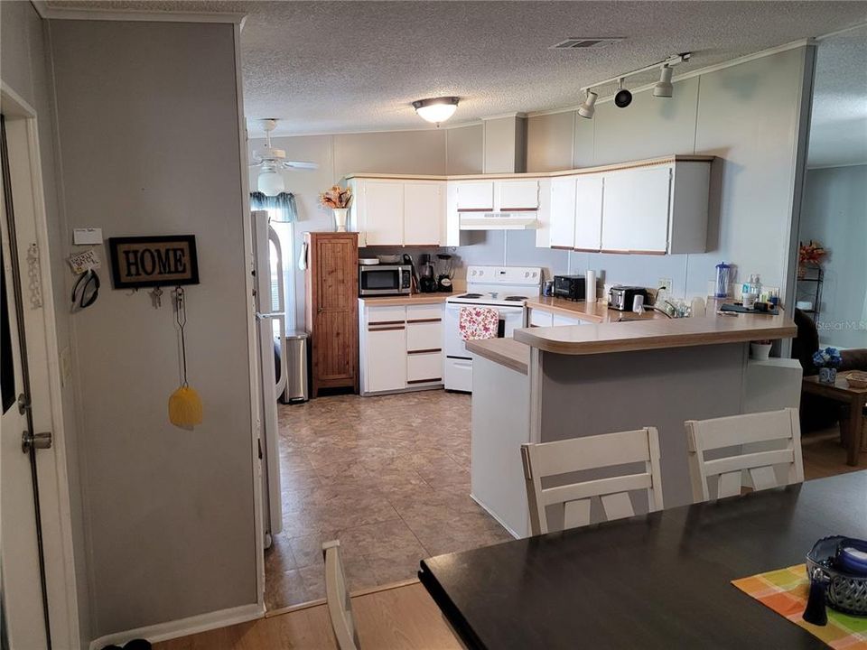 For Sale: $169,900 (2 beds, 2 baths, 1188 Square Feet)