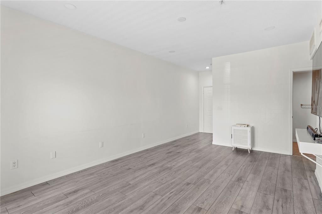 For Sale: $268,500 (1 beds, 1 baths, 1097 Square Feet)