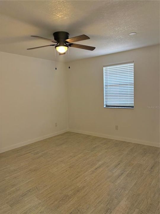 For Sale: $140,000 (2 beds, 1 baths, 894 Square Feet)