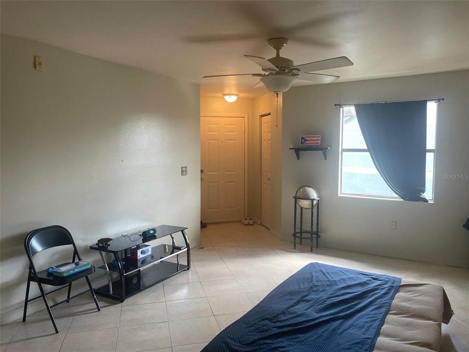 For Sale: $199,000 (1 beds, 1 baths, 661 Square Feet)