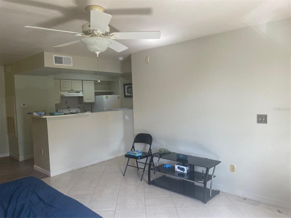 For Sale: $199,000 (1 beds, 1 baths, 661 Square Feet)