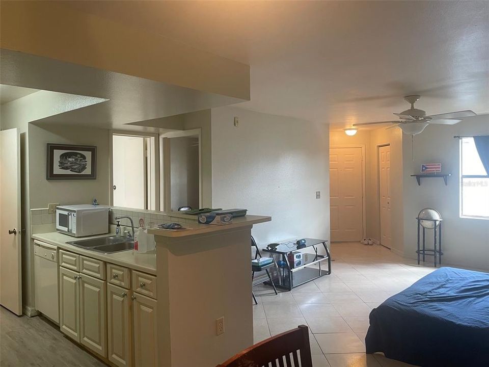 For Sale: $199,000 (1 beds, 1 baths, 661 Square Feet)