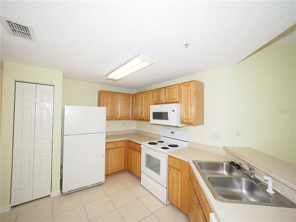 For Sale: $199,900 (1 beds, 1 baths, 964 Square Feet)