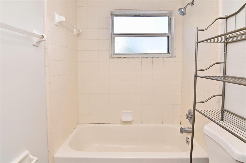 For Sale: $209,000 (1 beds, 1 baths, 582 Square Feet)