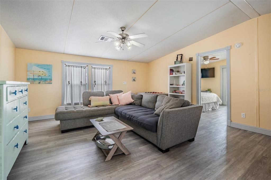 For Sale: $325,000 (3 beds, 2 baths, 1080 Square Feet)