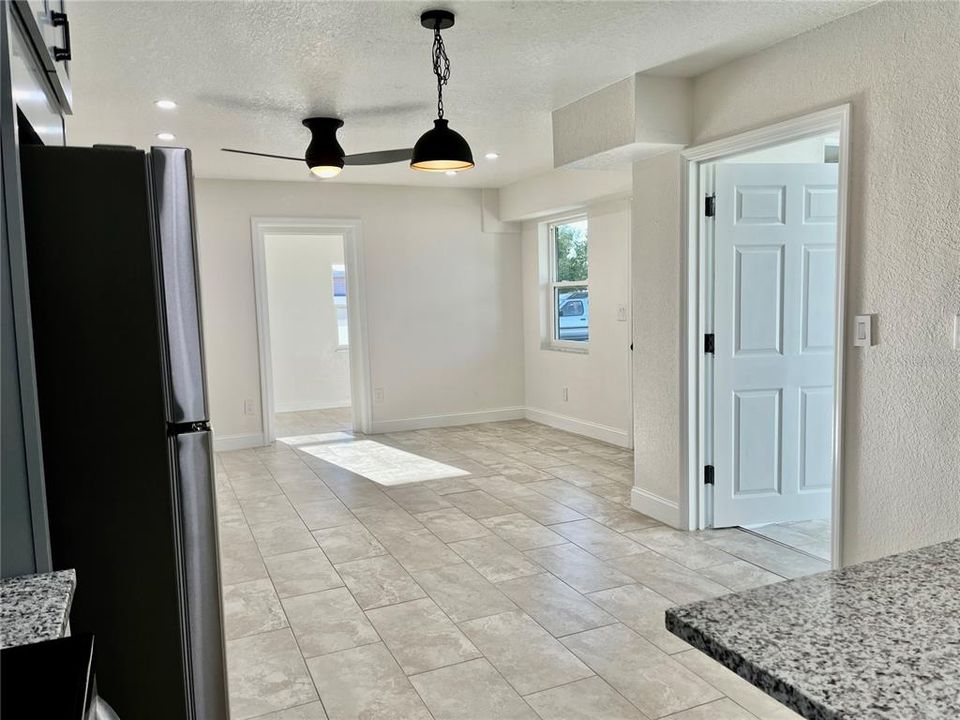 For Sale: $249,500 (2 beds, 2 baths, 975 Square Feet)