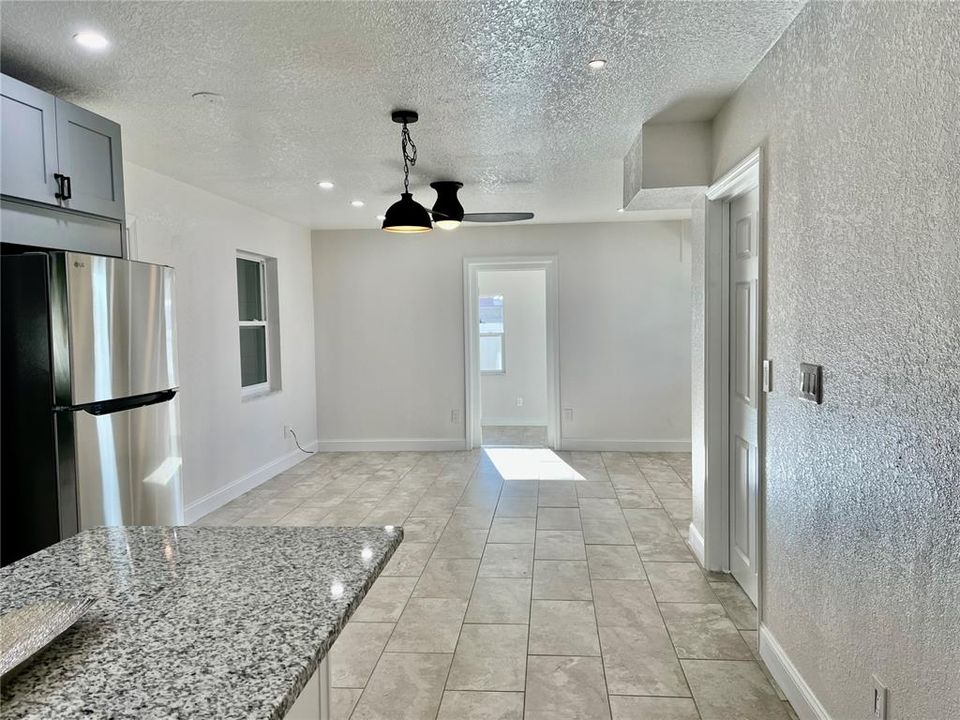 For Sale: $249,500 (2 beds, 2 baths, 975 Square Feet)