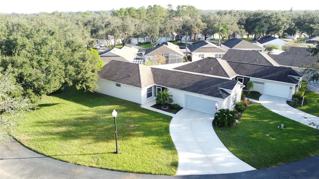 Large front yard w/garage screen