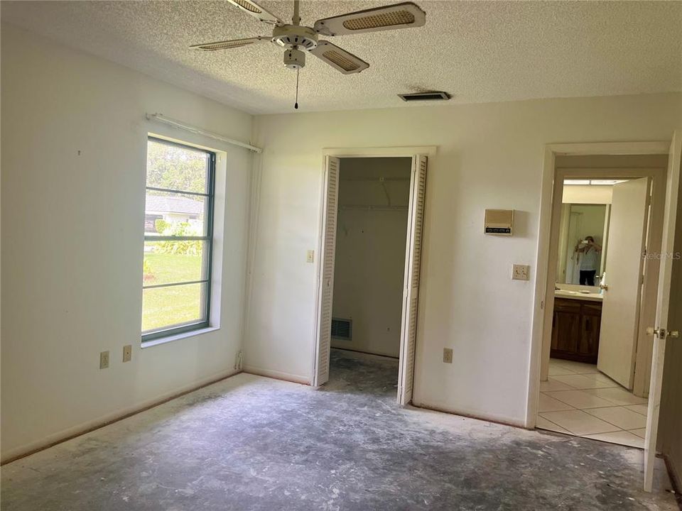 2nd Bedroom w/ 2nd full bath just across the hallway. Walk in closet.