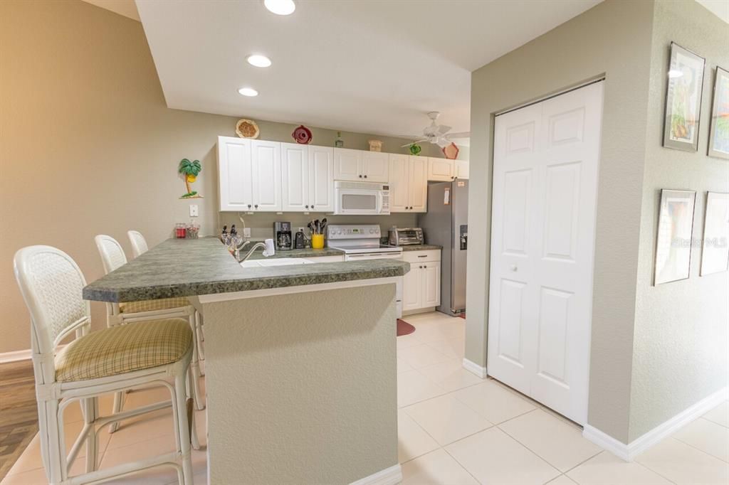 For Sale: $250,000 (2 beds, 2 baths, 1285 Square Feet)