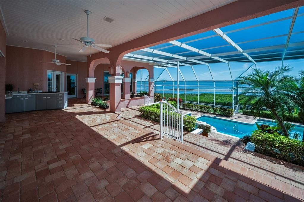 合同活跃: $3,800,000 (4 贝兹, 4 浴室, 5512 平方英尺)