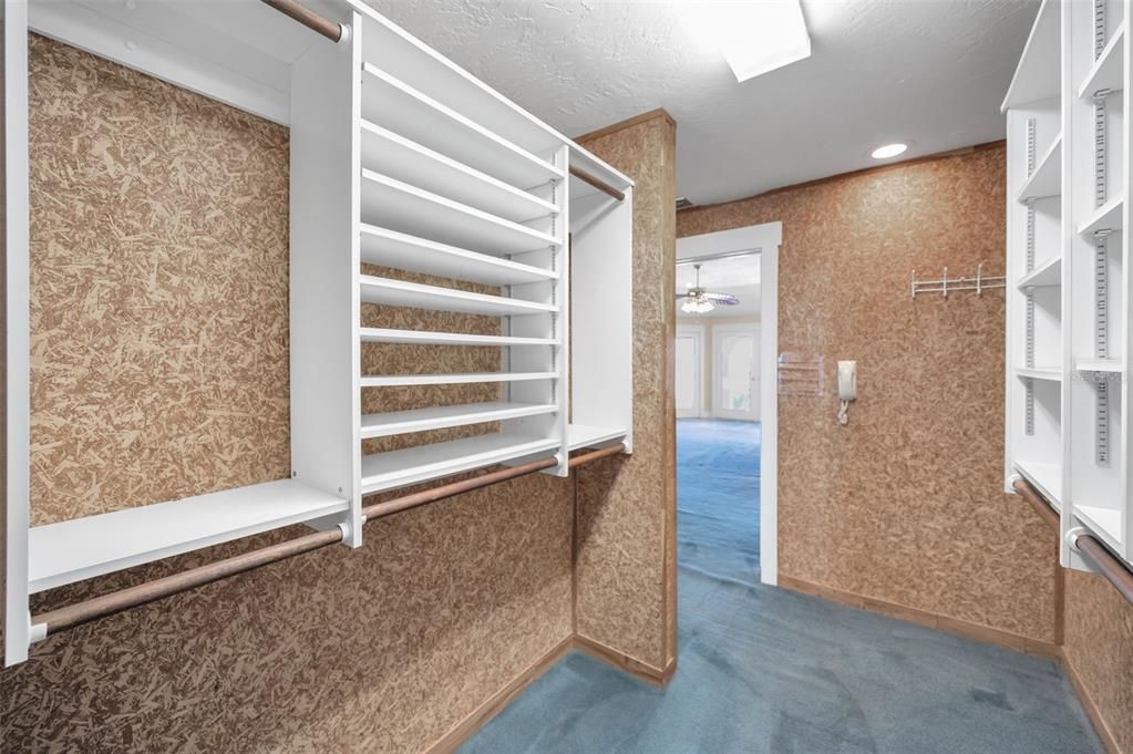 合同活跃: $3,800,000 (4 贝兹, 4 浴室, 5512 平方英尺)