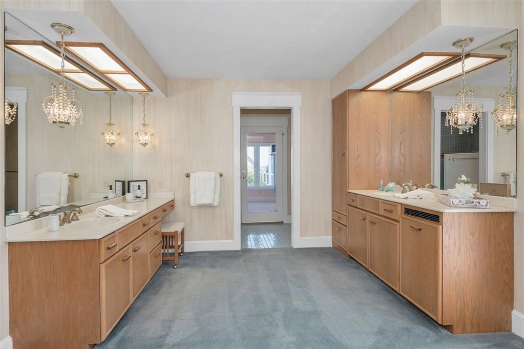 合同活跃: $3,800,000 (4 贝兹, 4 浴室, 5512 平方英尺)