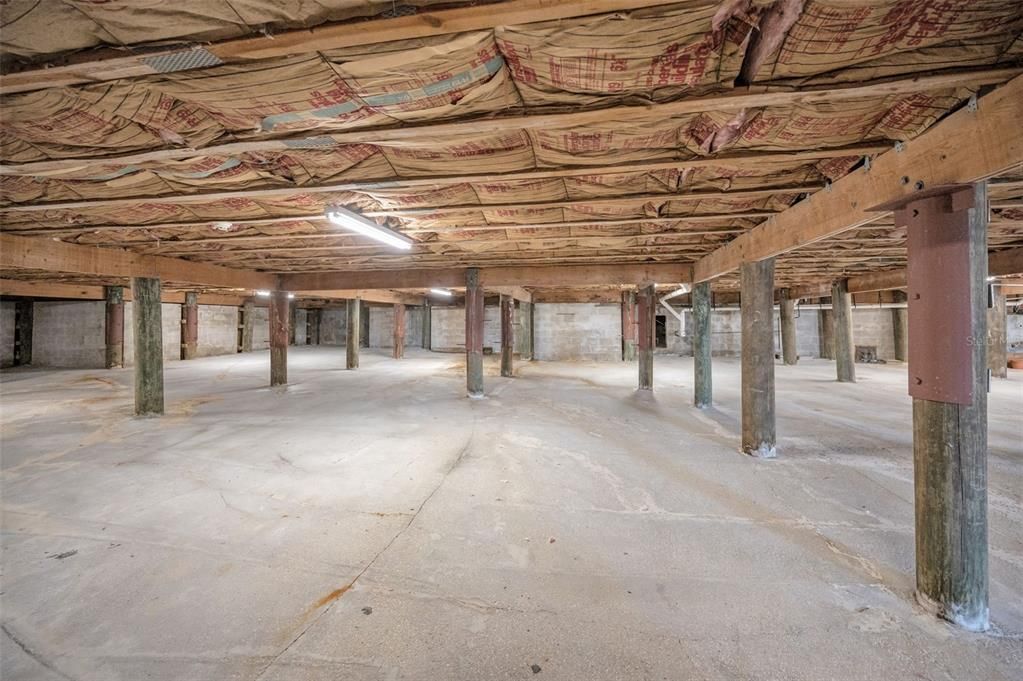 合同活跃: $3,800,000 (4 贝兹, 4 浴室, 5512 平方英尺)