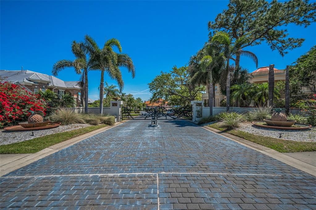 合同活跃: $3,800,000 (4 贝兹, 4 浴室, 5512 平方英尺)