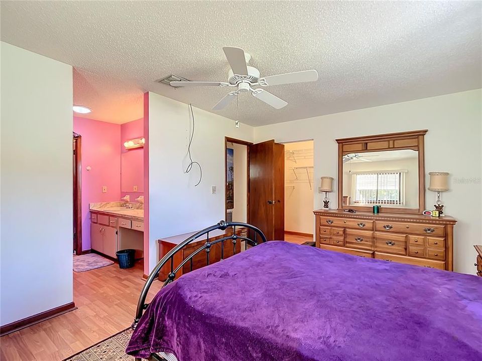 For Sale: $165,000 (2 beds, 2 baths, 1352 Square Feet)