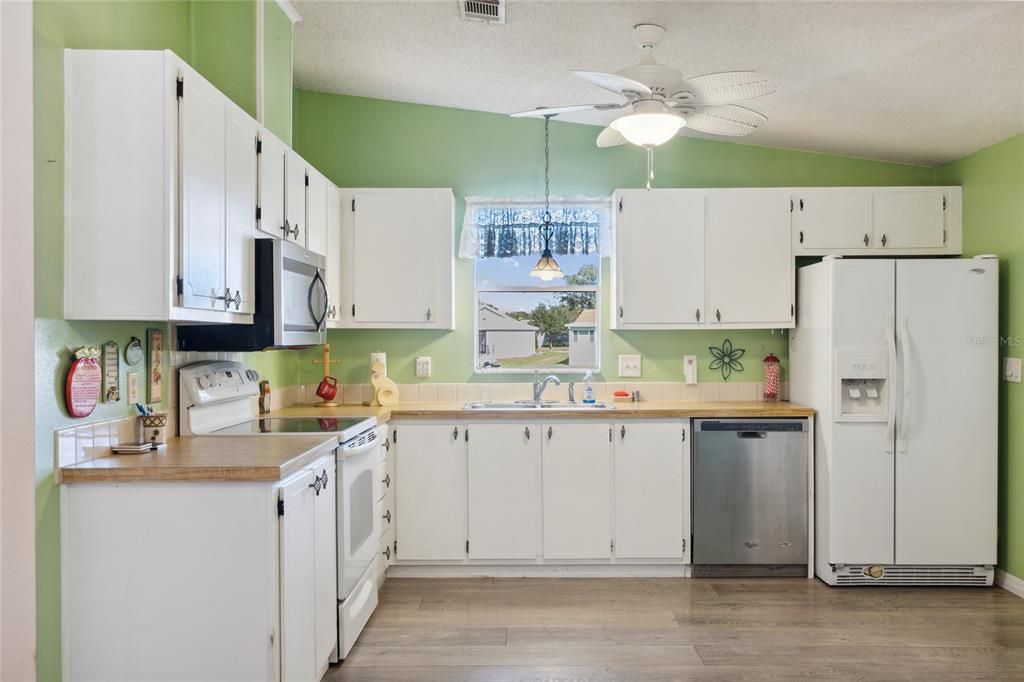 For Sale: $239,900 (2 beds, 2 baths, 1144 Square Feet)