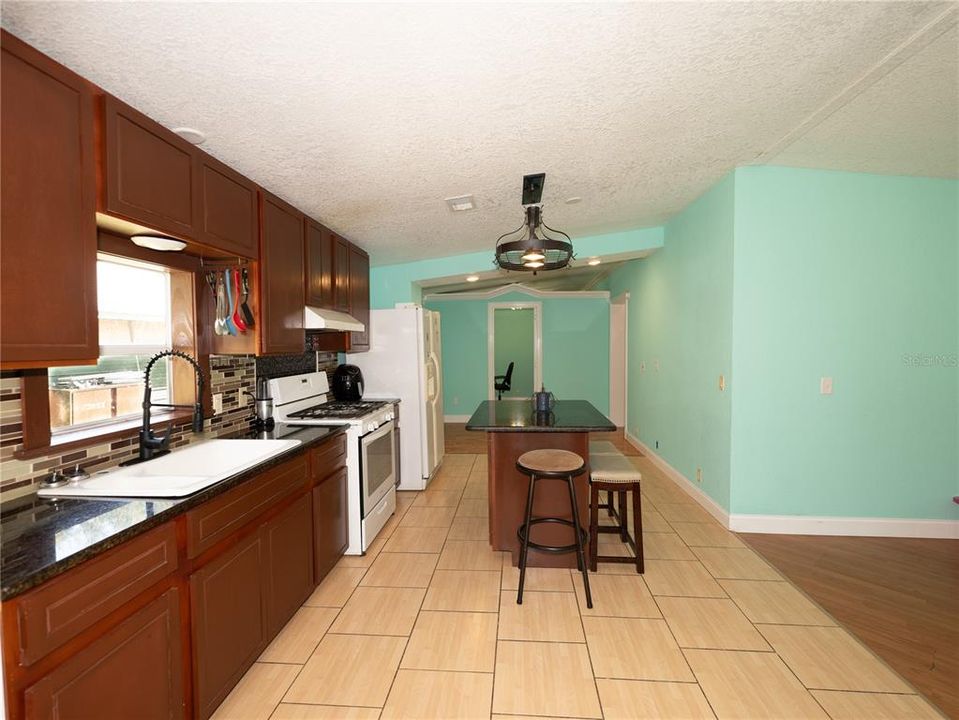 For Sale: $185,000 (4 beds, 2 baths, 1518 Square Feet)