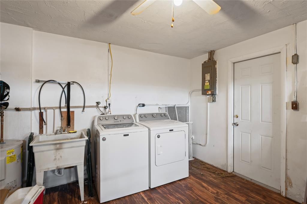 For Sale: $307,000 (3 beds, 2 baths, 1368 Square Feet)